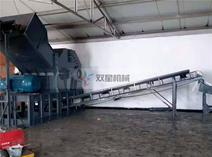 斷橋鋁破碎機上?？蛻衄F(xiàn)場