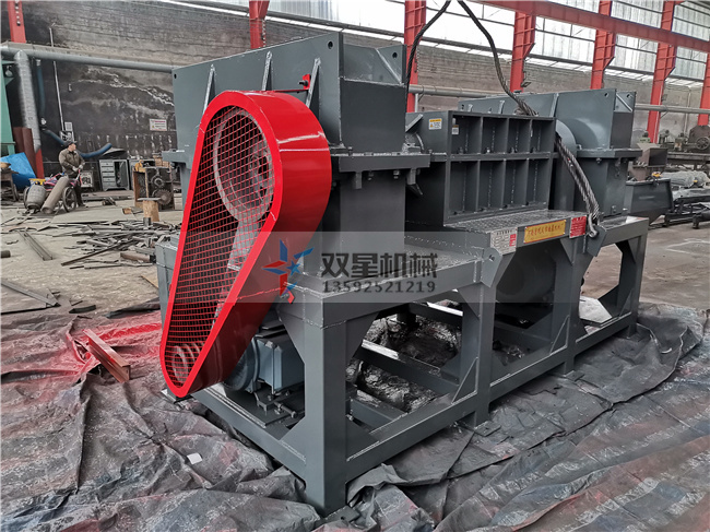 1000金屬桶撕碎機(jī)設(shè)備現(xiàn)場拍照