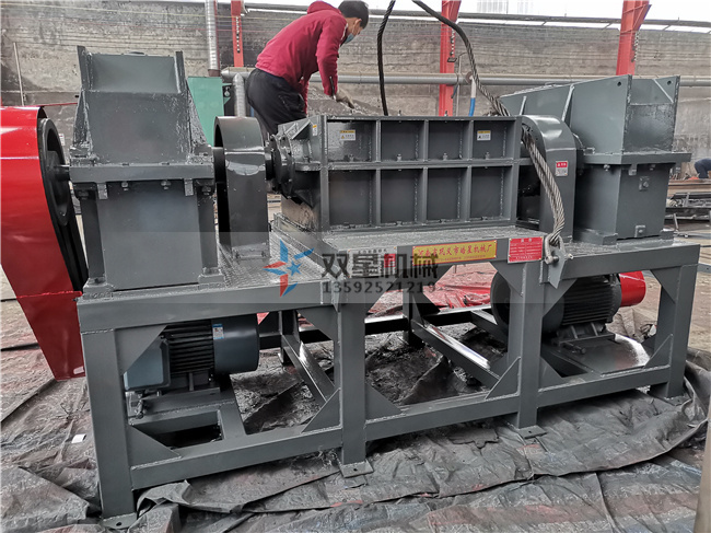 1000金屬桶撕碎機(jī)設(shè)備現(xiàn)場拍照