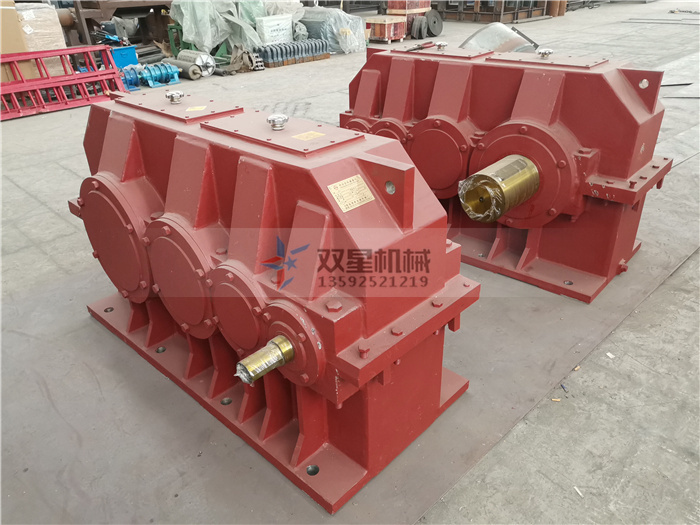 金屬撕碎機(jī)配件減速機(jī)、主機(jī)機(jī)架生產(chǎn)組裝現(xiàn)場(chǎng)實(shí)拍