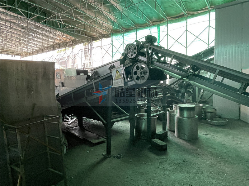 斷橋鋁破碎機<a href='http://jkitzvalves.com/psxl/1279.html' target='_blank'><span>廢鋁破碎</span></a>分選現(xiàn)場