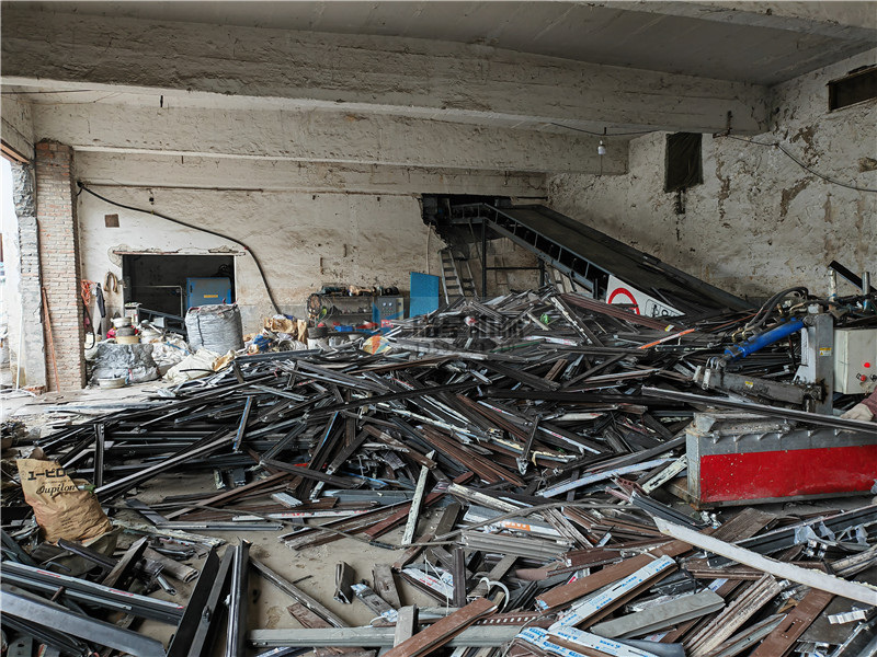  斷橋鋁廢鋁金屬廢料處理：斷橋鋁破碎機(jī)設(shè)備為最佳選擇