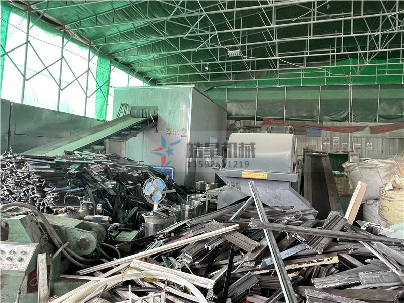 廢鋼破碎機(jī)設(shè)備在廢金屬加工中用途廣泛，通過(guò)破碎、分選、環(huán)保處理在資源再生領(lǐng)域?yàn)閺U舊金屬提供了再生利用價(jià)值，今天我們就從幾方面做下詳細(xì)的介紹。